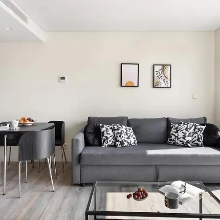 Amazing Central Studio With Balcony & Gym 2 * 리스본